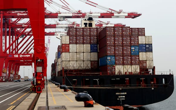 輸出の回復が21年の経済成長をけん引した（韓国の仁川港）＝ロイター
