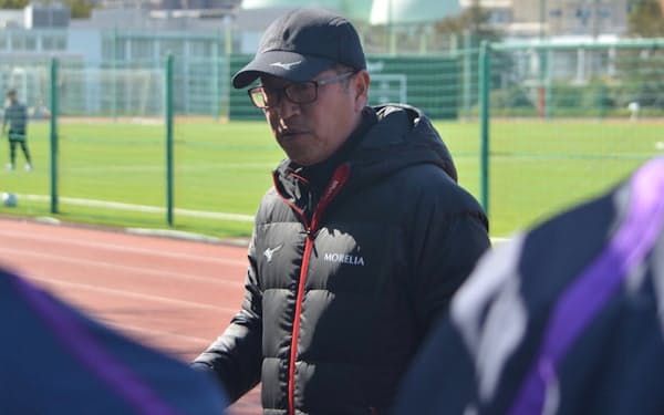 栗田が率いる明大サッカー部は19年シーズンに全日本選手権や関東リーグ戦１部、総理大臣杯など５冠に輝いた