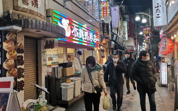 午後９時を過ぎた東京・池 袋の飲食店街（２４日）