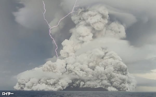 トンガ沖の海底火山「フンガトンガ・フンガハーパイ」の噴火で大規模な噴煙が上がり、雷も多発した=ロイター.