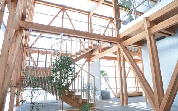 竹中工務店は札幌市内の木造オフィスを報道陣に公開した