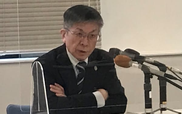 1月補正予算案について説明する岡崎誠也・高知市長（25日、高知市役所）