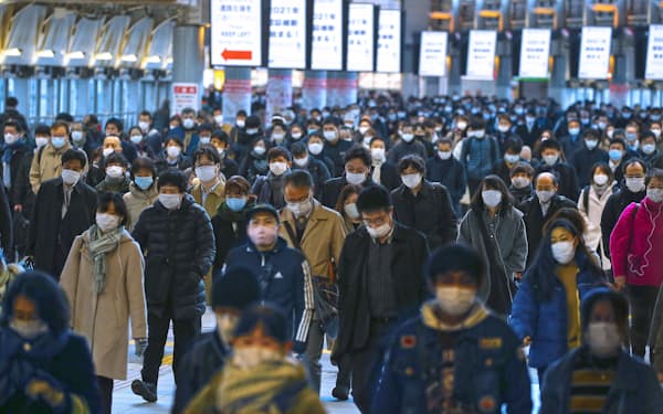 マスク姿で通勤する人たち（１月２９日、東京・ＪＲ品川駅）