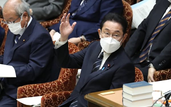 衆院予算委で答弁のため挙手する岸田首相（25日午前）