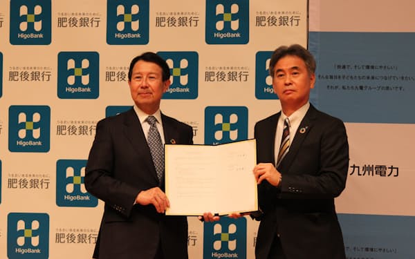 九州電力熊本支店と協定を結んだ肥後銀行の笠原頭取㊧（26日、熊本市）
