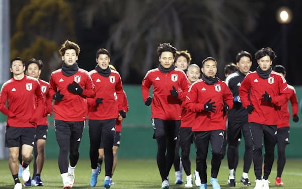 W杯最終予選の中国戦に向け、練習する日本代表イレブン＝共同