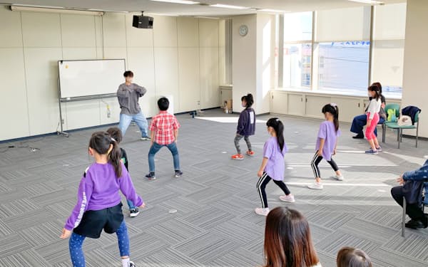 子供向けのダンス教室を開くなど顧客接点を増やす(遠州信金の本部相談センター)