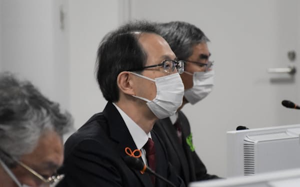 福島県の内堀知事（中央）はコロナ対策会議で、行動や営業の制限への協力を呼び掛けた（25日、県庁）
