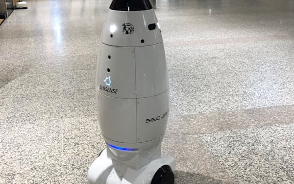 警備ロボットは成田空港などでも導入されている「ＳＱ－２」を使う（21年２月、都庁）