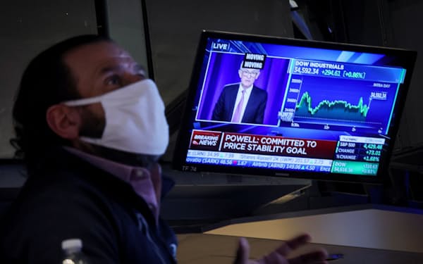 パウエル議長の記者会見中に株価が下落（26日、ニューヨーク証券取引所）＝ロイター