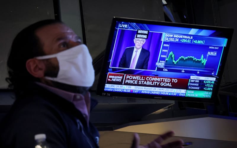パウエル議長の記者会見中に株価が下落（26日、ニューヨーク証券取引所）=ロイター