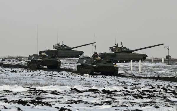 ウクライナとの国境付近で演習するロシア軍（26日）＝ロイター