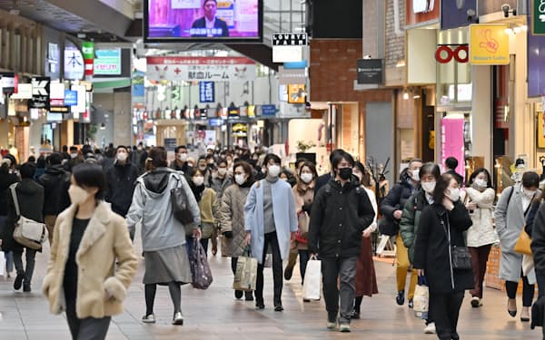 兵庫県内の商店街を歩くマスク姿の人たち（27日午後、神戸市内）＝共同