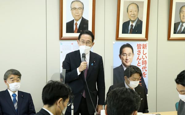 派閥の会合であいさつする岸田首相（27日、東京・永田町）