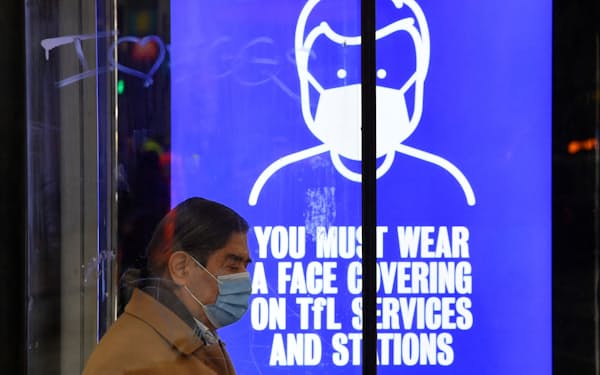 公共交通機関は独自にマスク着用を要請している（27日、ロンドン）＝ロイター
