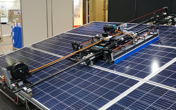 太陽光パネル向けの清掃ロボット「SOLAR SUNVA（ソーラーサンバ）」（出所：日経ものづくり）