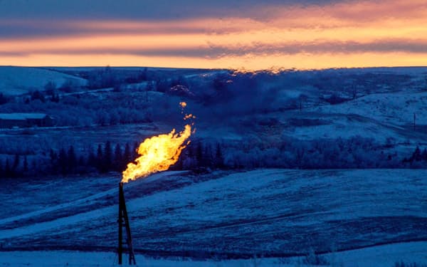 原油・天然ガス価格は需要回復に地政学リスクが加わり上昇している（米ノースダコタ州）=ロイター