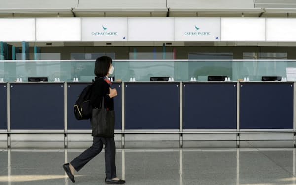 香港はコロナ対策で入境を厳しく制限する（閑散とする香港国際空港）＝ロイター