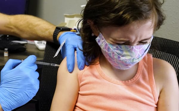 子どもの新型コロナワクチンの接種が遅れている（２５日、西部カリフォルニア州で接種を受ける子ども）＝AP