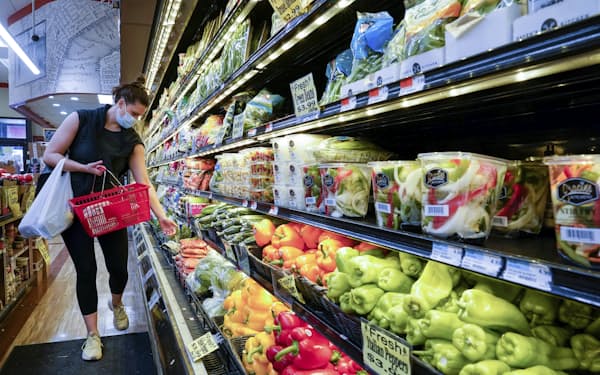 食品を買い求める消費者（米ニューヨーク市）＝AP。物価上昇への懸念が強まっている