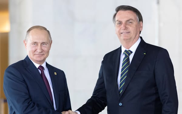 握手するプーチン大統領㊧とボルソナロ大統領(19年11月、ブラジリア)＝ロイター