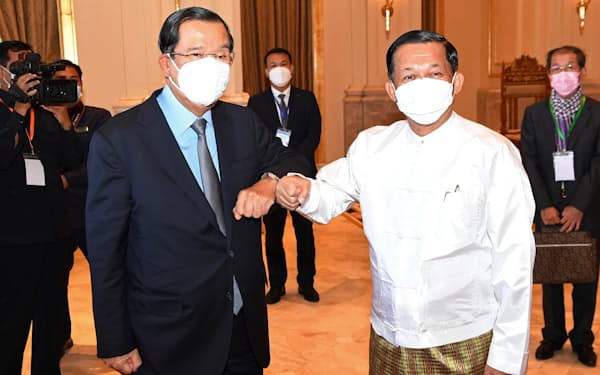 ミャンマー国軍トップのミンアウンフライン総司令官㊨と会談したカンボジアのフン・セン首相（７日、ネピドー）＝カンボジア国営放送・ＡＰ