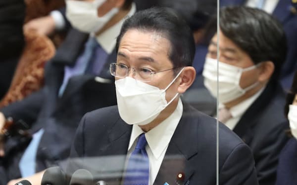 衆院予算委で答弁する岸田首相（26日）
