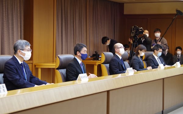 新型コロナウイルスの対策本部会議に出席する村井嘉浩知事（左から２番目）ら（30日、宮城県庁）