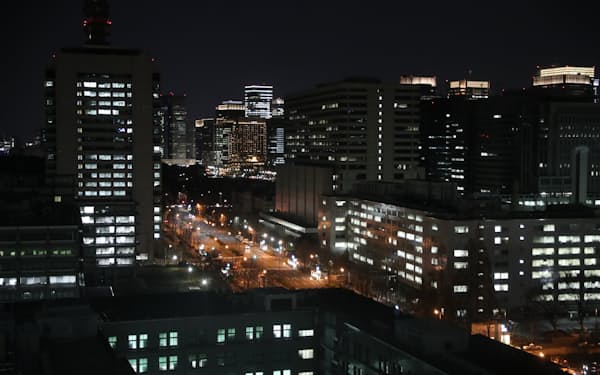 照明のともる霞が関の官庁街