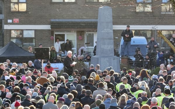 血の日曜日事件から50年の節目の追悼式には数千人規模の市民が集まった（30日、英領北アイルランドのロンドンデリー）