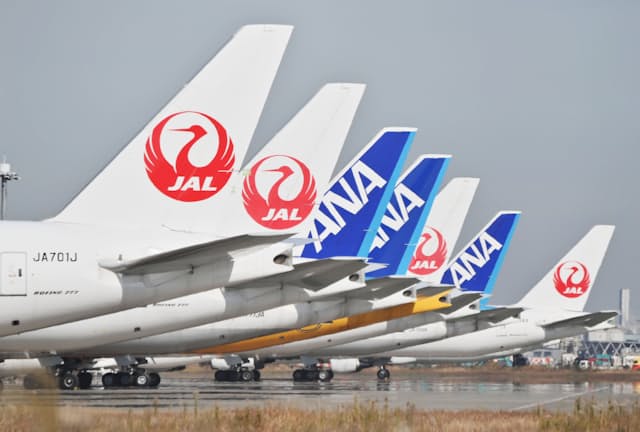羽田空港に駐機する全日空や日本航空などの旅客機