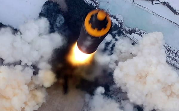 ３０日、北朝鮮が公開した中長距離弾道ミサイル「火星１２」の発射実験＝朝鮮通信