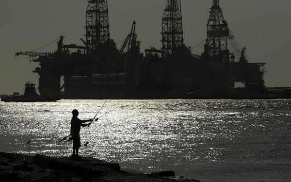 石油大手は原油需要が当面続くとみて新規採掘を進める（米テキサス州に係留された海上採掘施設）＝ＡＰ