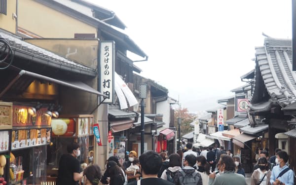 2021年秋は一時的に京都に多くの観光客が訪れた（11月の清水寺参道）