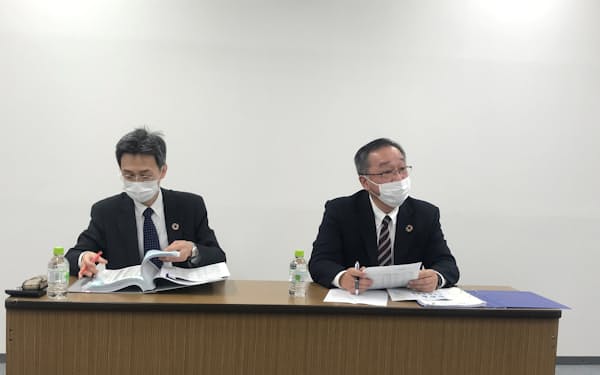 2021年４～12月期決算を発表する静岡銀行の山本規政執行役員経営企画部長（右）