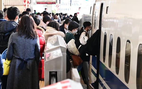 鉄道事業の利用者回復が黒字を支えた（JR東京駅）