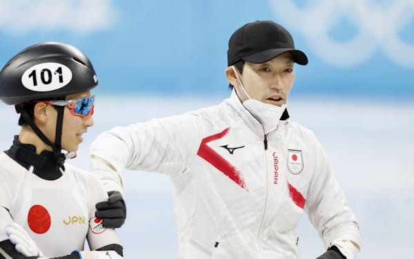 ショートトラック日本チームの長島圭一郎ＨＣ（右）は「全員を気持ちよく試合に臨ませ、メダルを取らせたい」と話す＝共同