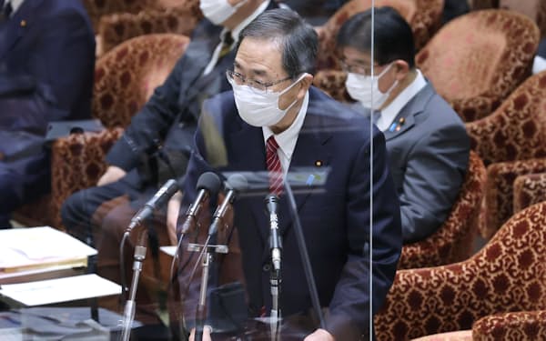 衆院予算委で答弁する斉藤国交相(31日)