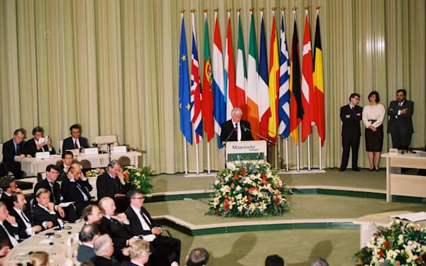 マーストリヒト条約の署名式典（1992年2月7日、オランダ・マーストリヒト）=欧州委員会提供