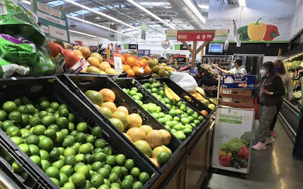 ライムをはじめ食料品価格の上昇が市民生活を圧迫している（1月31日、メキシコシティのスーパー）