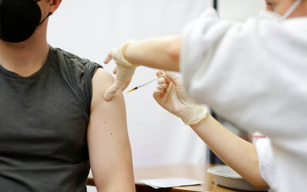 新型コロナのワクチン接種率は国や地域によってバラツキが大きい＝ロイター