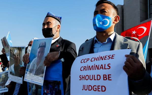 中国政府による人権侵害に抗議するウイグル族（イスタンブール、2022年1月）＝ロイター