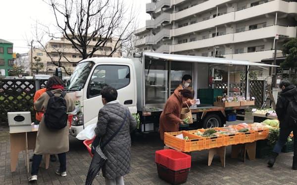 横浜市戸塚区の団地で野菜などを出張販売するJA横浜の移動販売車