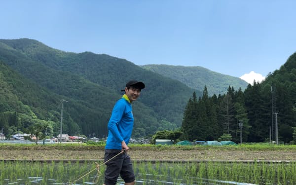 長野県辰野町で農作業の支援にあたる旅行者