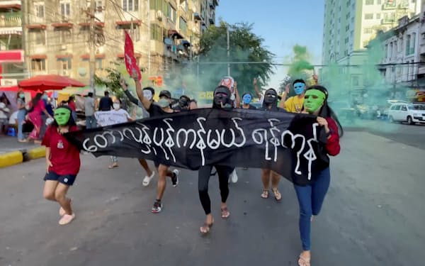 国軍の弾圧で大規模な抗議活動は影を潜めたが、市民はゲリラ的にデモを繰り返す（1月7日、ヤンゴン）=UGC、ロイター