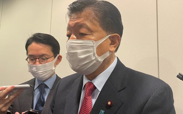 衆院憲法審の与党筆頭幹事を務める自民党の新藤義孝氏(1日、国会内)