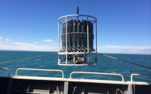 観測用センサーと海水を採取する装置＝北大・山下准教授提供