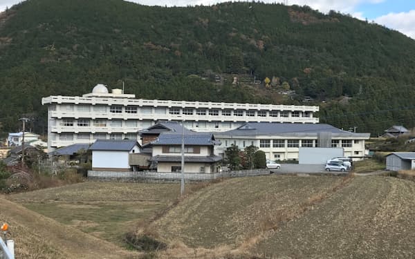 神山高専は地元中学校の校舎を改装して開校する（徳島県神山町）