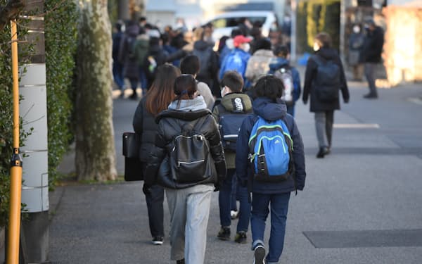 私立中学の入学試験に向かう受験生（２月１日、東京都内）