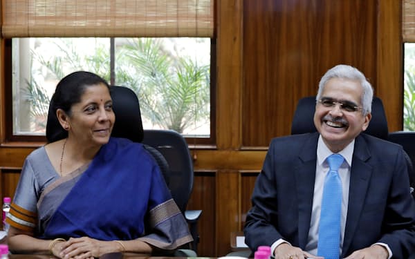 ダス総裁（右）と並んでインド準備銀行の会議に参加するシタラマン財務相（2019年7月、ニューデリー）＝ロイター